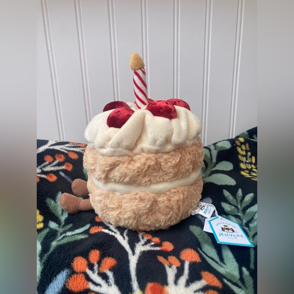 BNWT Jellycat Amuseables Cake - Picture 2 of 5